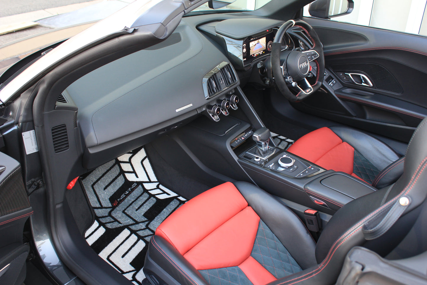 輸入車【NEWING ロゴ】オリジナルフロアマット