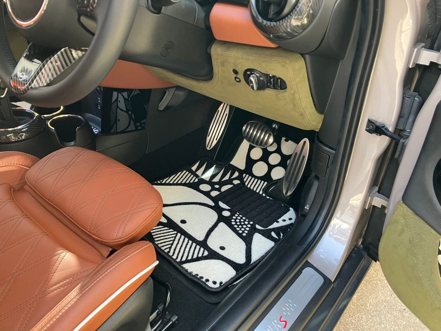 輸入車【Ahhi Choi×NEWING】コラボデザインフロアマット