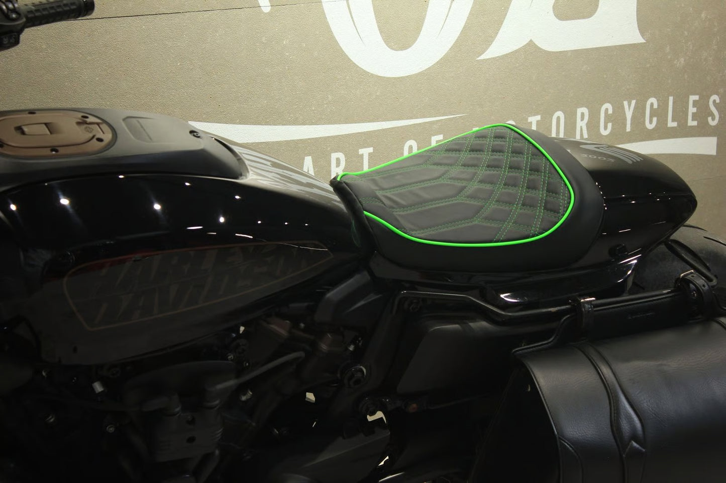 【OZbyNEWINGオリジナル】RH1250S Sportster S 専用シートカバー｜高精度フィット＆6色パイピングカスタム