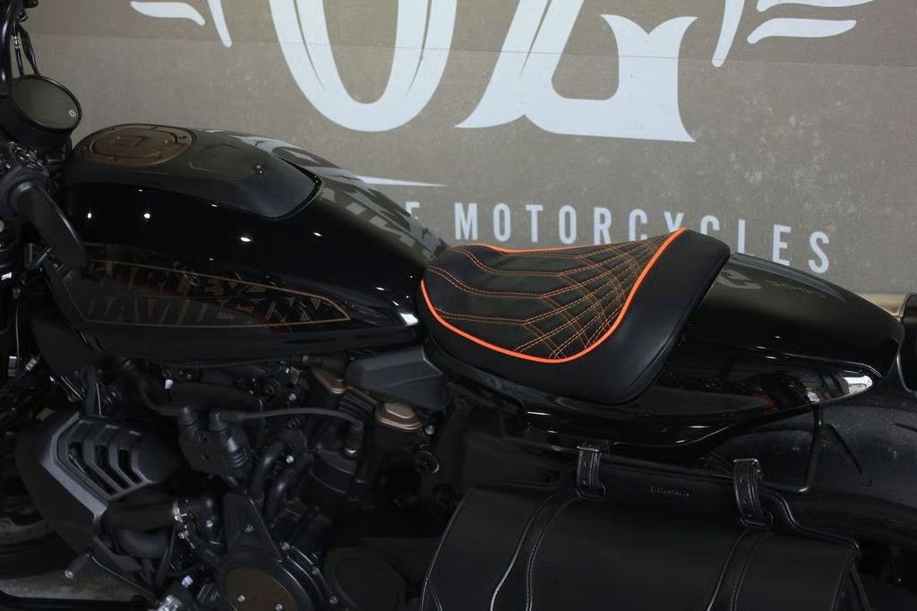 【OZbyNEWINGオリジナル】RH1250S Sportster S 専用シートカバー｜高精度フィット＆6色パイピングカスタム