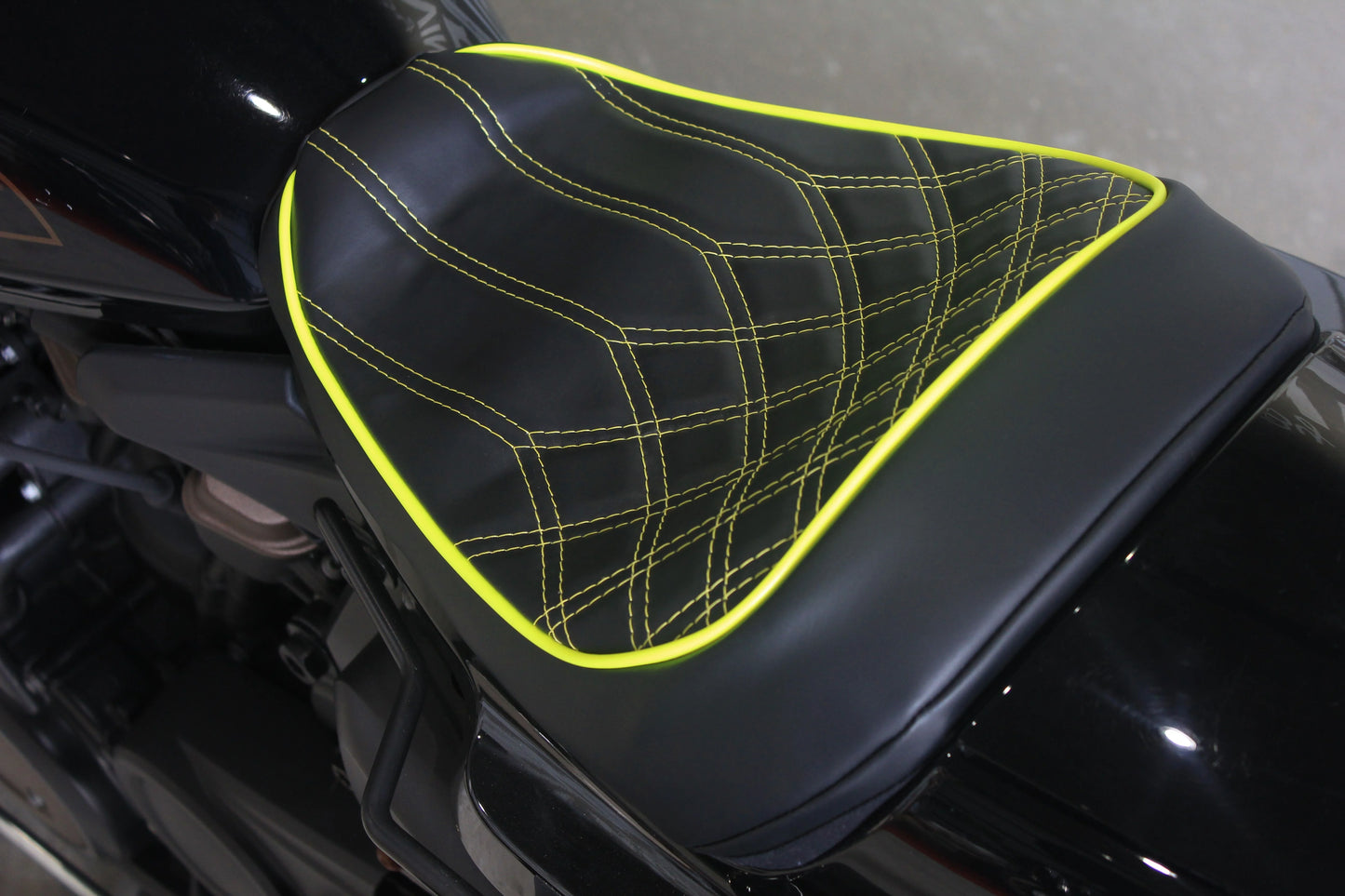 【OZbyNEWINGオリジナル】RH1250S Sportster S 専用シートカバー｜高精度フィット＆6色パイピングカスタム